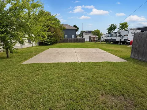 2739 Bay Oaks Harbor Dr, Baytown, TX 77523