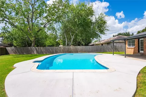 5422 Thistle Dr, Dickinson, TX 77539