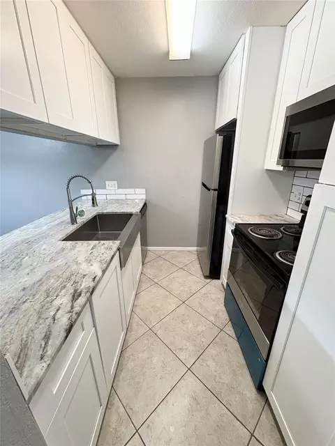 3015 Walnut Bend Ln #13, Houston, TX 77042