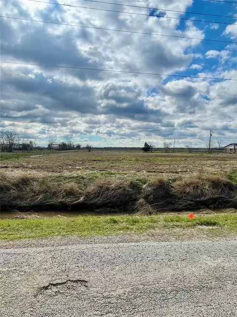145 8th St N, Van Vleck, TX 77482
