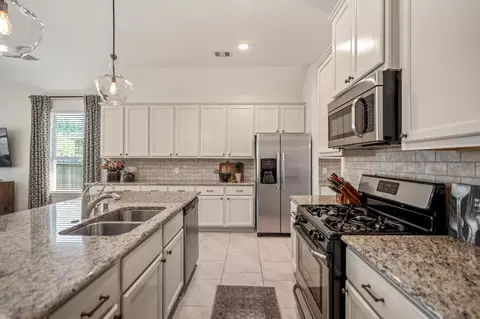 Kitchen - 5522 Glenfield Spring Ln, Spring, TX 77389 photo 2 of 4
