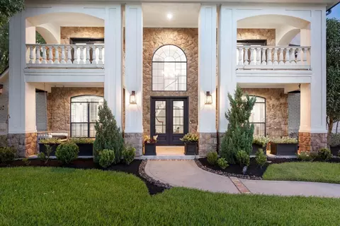 Exterior - 25322 Piney Bend Ct, Spring, TX 77389 photo 3 of 9