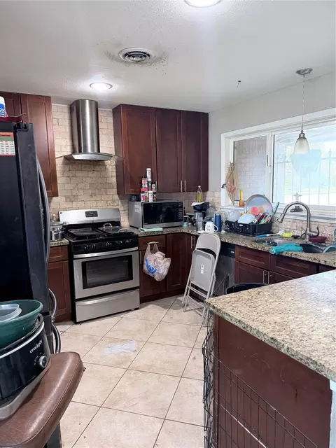 9202 Sunnywood Dr, Houston, TX 77088