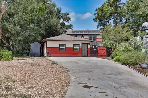 56 Leeder Ct, Lake Jackson, TX 77566