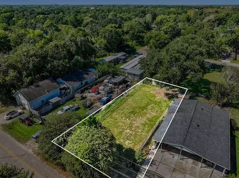 1814 W Blum St, Alvin, TX 77511