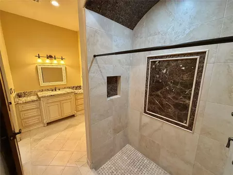Bath - 903 Chenango Ranch Dr, Angleton, TX 77515 photo 7 of 9