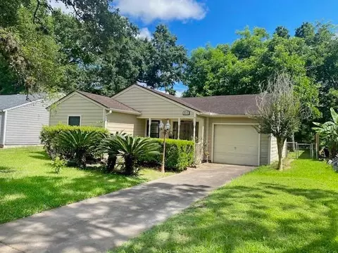 632 Kyle St, Angleton, TX 77515