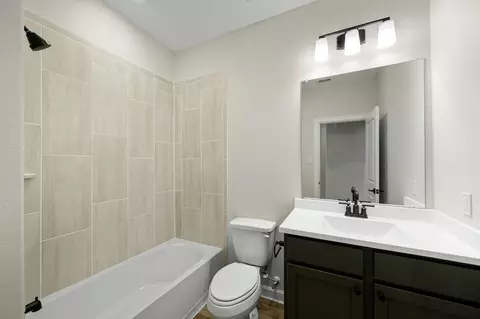 Bath - 6015 Diamond Leaf Ct, Conroe, TX 77304 photo 4 of 4