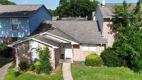 6373 S Briar Bayou Dr, Houston, TX 77072