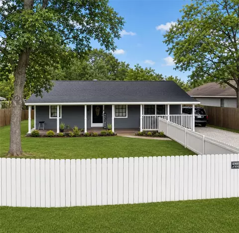 420 E Canal Rd, Highlands, TX 77562