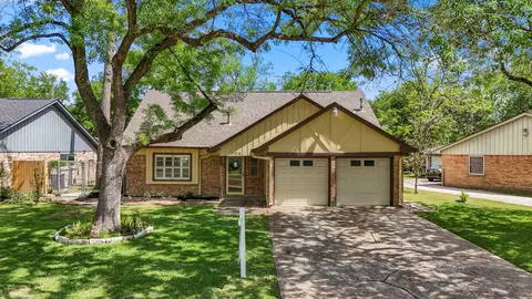 5918 Par Four Dr, Houston, TX 77088