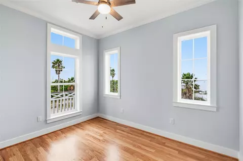 107 Gulf Dr, Tiki Island, TX 77554