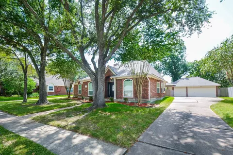 705 Eagle Lakes Dr, Friendswood, TX 77546