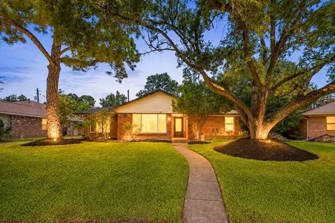 5262 Briarbend Dr, Houston, TX 77096