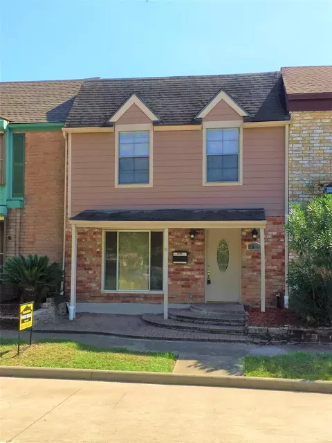 2044 Lakeside Dr, Seabrook, TX 77586
