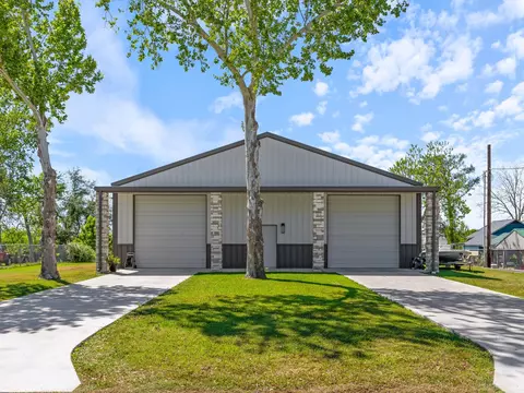 174 County Road 243, Bay City, TX 77414
