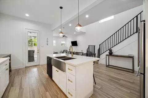5021 Creekmont Dr, Houston, TX 77091