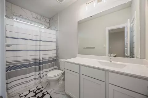 Bath - 3311 Learning Tree Ln, Rosenberg, TX 77471 photo 4 of 5