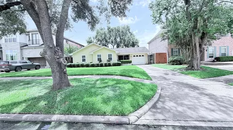 5235 Mimosa Dr, Bellaire, TX 77401