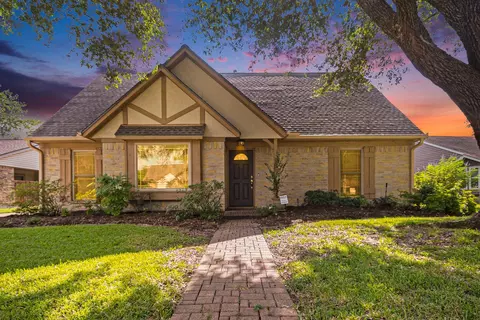 302 W Lochnell Dr, Houston, TX 77062