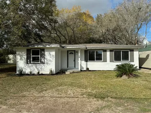 614 Fm 1406 Rd, Winnie, TX 77665