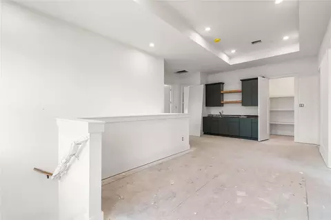 Entry Way - 2011 Singleton St, Houston, TX 77008 photo 2 of 3