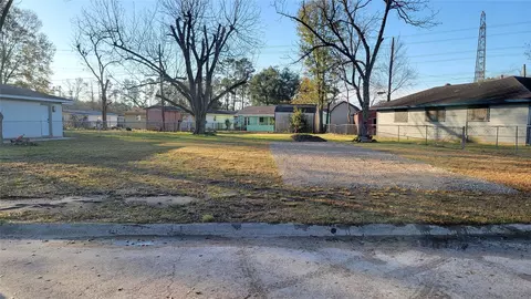 7018 Willowtex Dr, Houston, TX 77396