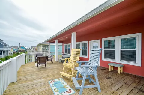 3346 Pirates Cv, Crystal Beach, TX 77650