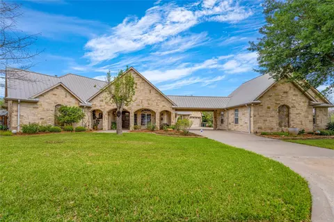 202 W North St, Weimar, TX 78962