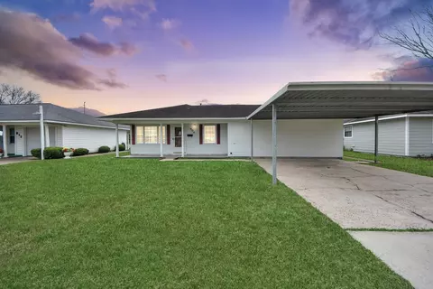 900 S Circle Dr, Baytown, TX 77520