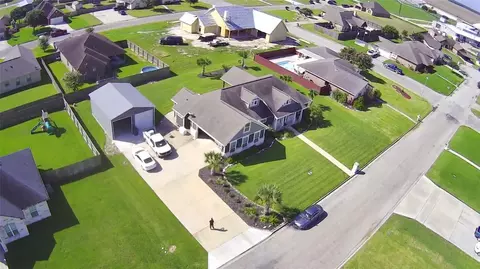 811 Catclaw Ln, Edna, TX 77957
