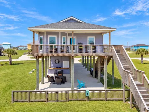 18607 Warrior Rd, Galveston, TX 77554