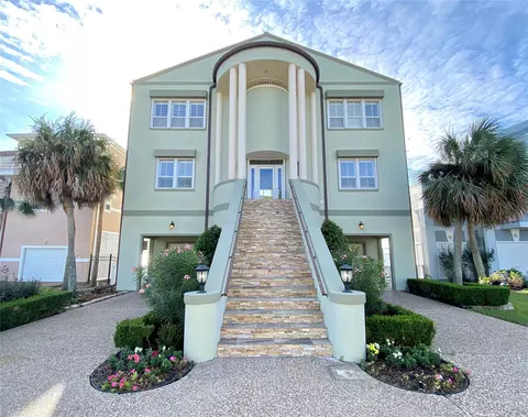919 Long Reach Dr, Tiki Island, TX 77554