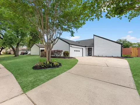 2231 Round Lake Dr, Houston, TX 77077