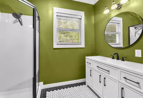 Bath - 335 N Robb St, Trinity, TX 75862 photo 4 of 5