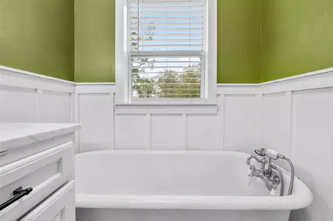 Bath - 335 N Robb St, Trinity, TX 75862 photo 2 of 5