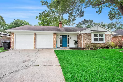 17223 Fife Ln, Webster, TX 77598