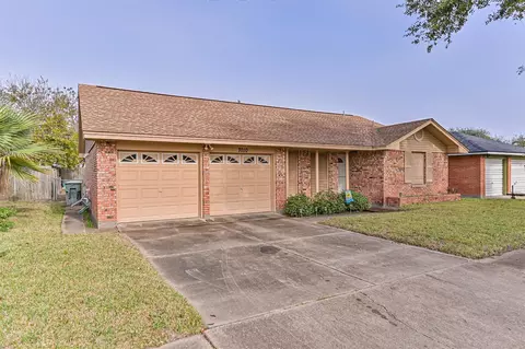 7010 Yucca Dr, Galveston, TX 77551