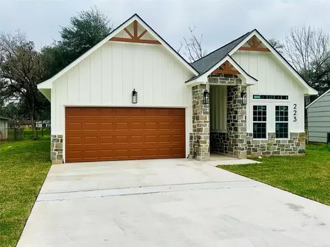 223 Laurel St, Lake Jackson, TX 77566