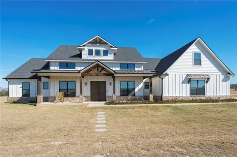 921 Azalea Dr, Franklin, TX 77856