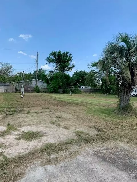 157 Cossin Rd, Angleton, TX 77515 photo 2
