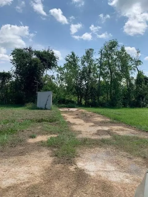 157 Cossin Rd, Angleton, TX 77515 photo 6
