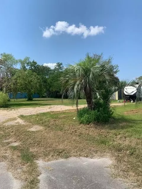 157 Cossin Rd, Angleton, TX 77515 photo 3