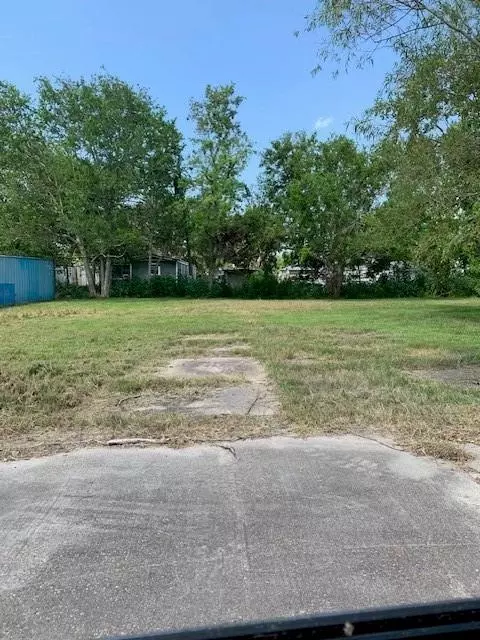 157 Cossin Rd, Angleton, TX 77515 photo 5