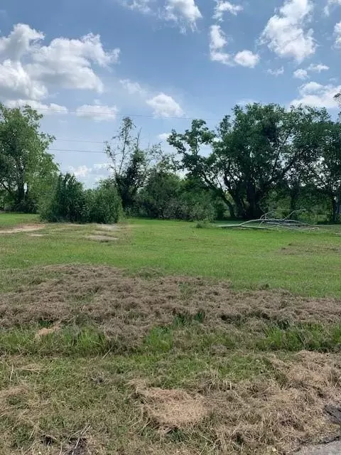 157 Cossin Rd, Angleton, TX 77515 photo 4