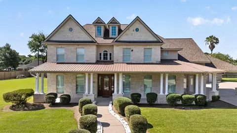 535 Evans St, Winnie, TX 77665