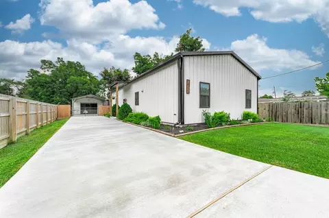 14215 3rd St, Santa Fe, TX 77517