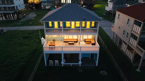 112 Ocean Shore Dr, Crystal Beach, TX 77650