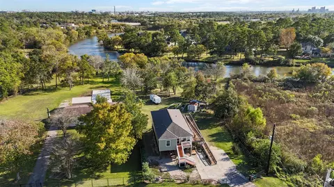 9810 Oak Leaf Dr, Baytown, TX 77521