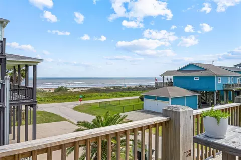 700 Palmetto Dr, Crystal Beach, TX 77650